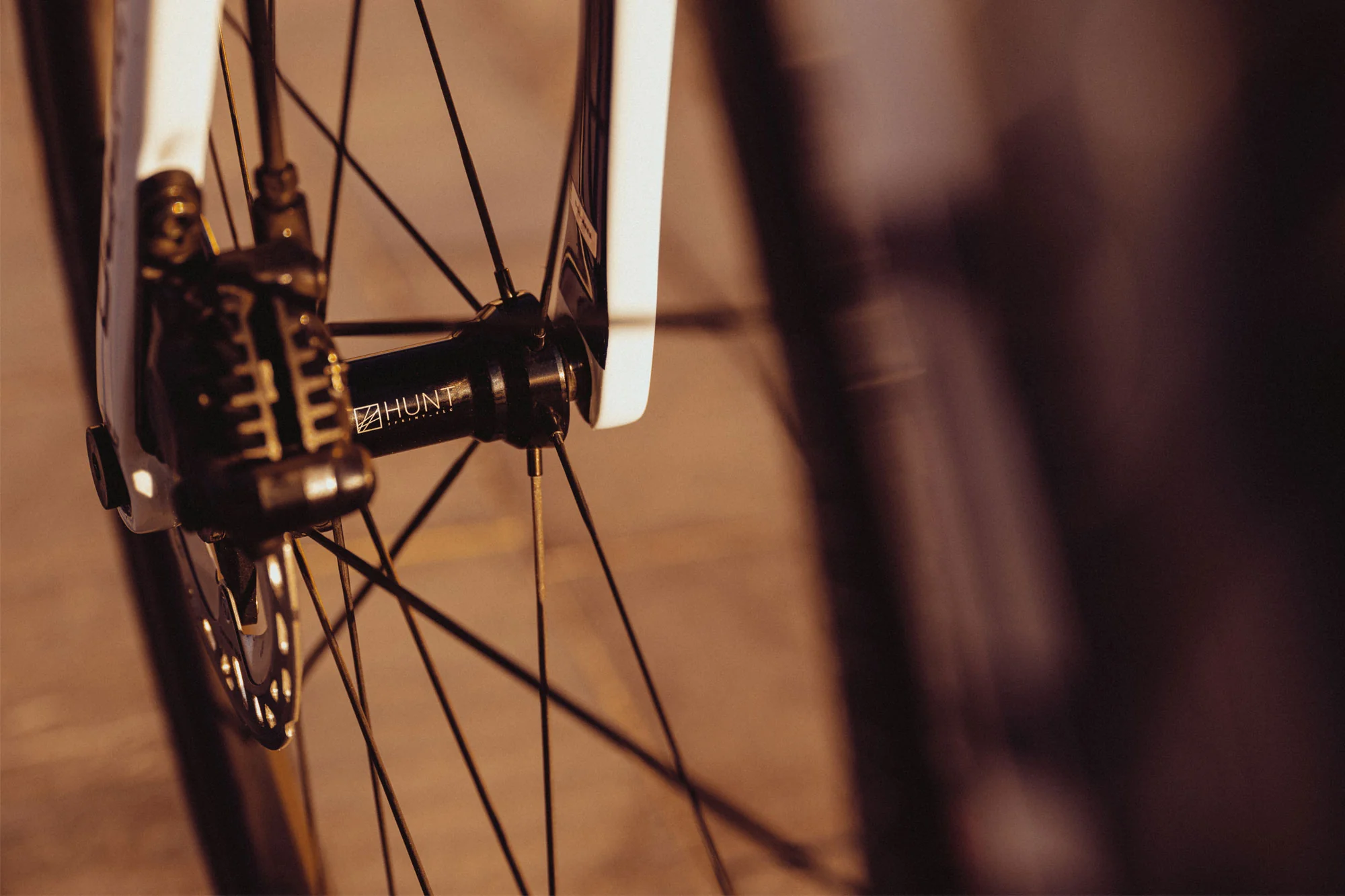 HUNT 44 UD Carbon Spoke Disc Wheelset - Image 4