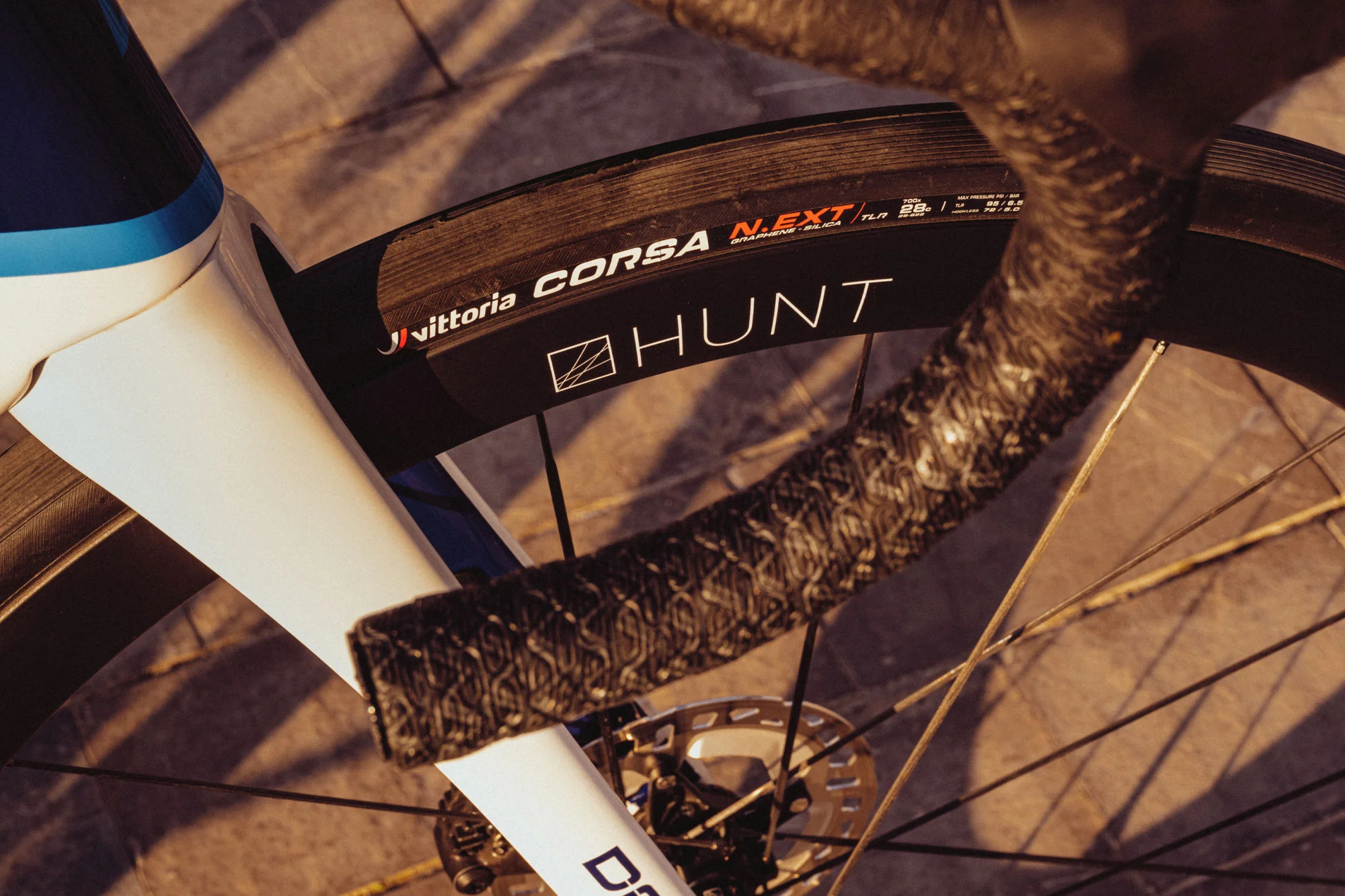 HUNT 44 UD Carbon Spoke Disc Wheelset - Image 8